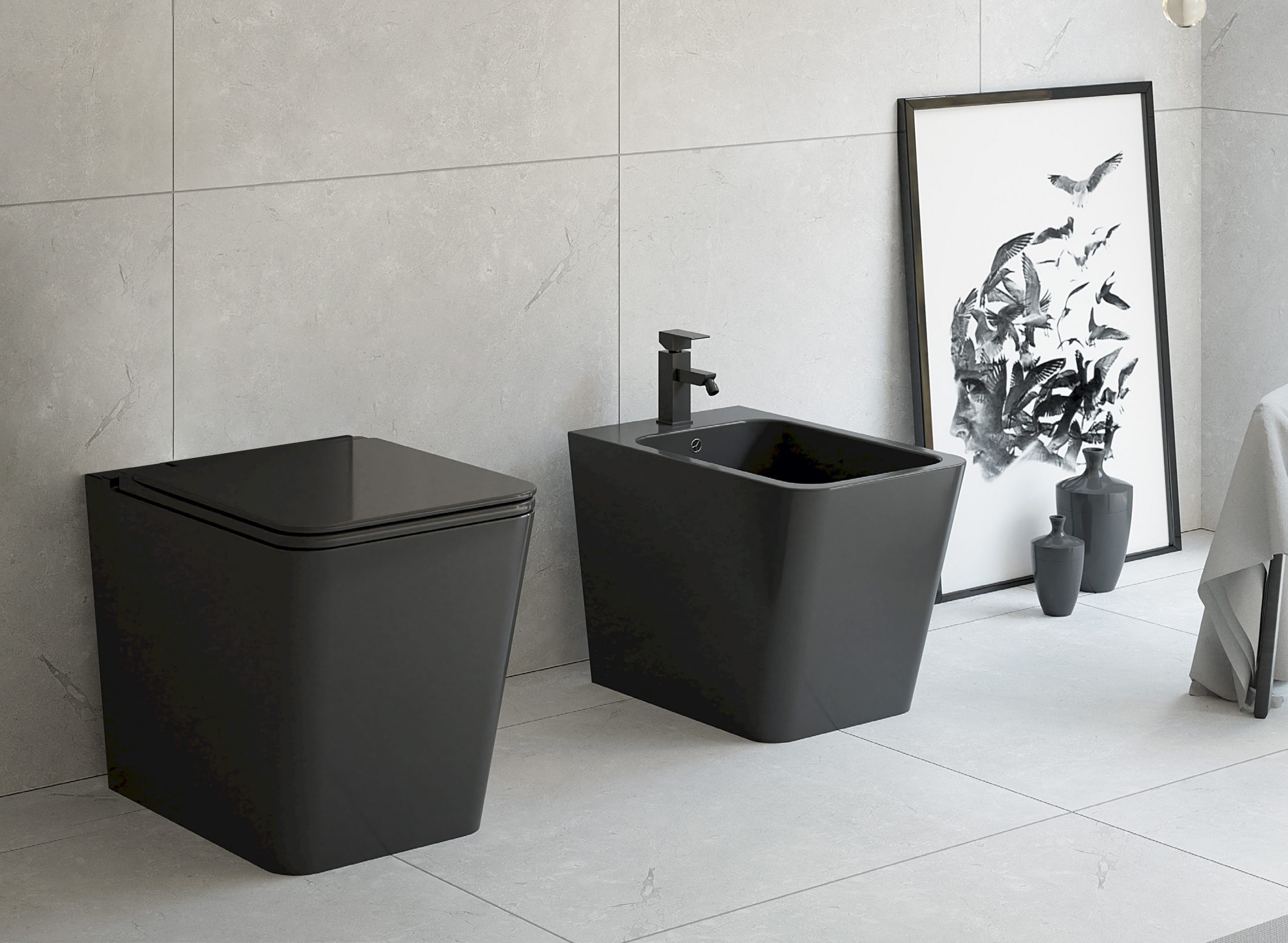 Toilettes compactes noires avec tapis